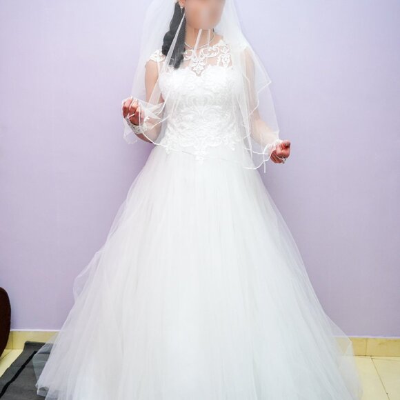 Wedding Dress, with hoop skirt, veil & accessories Size 10, Monica Loretti - Picture 5 of 10